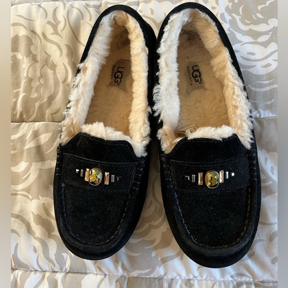 UGG Shoes - Beautiful UGG moccasin
